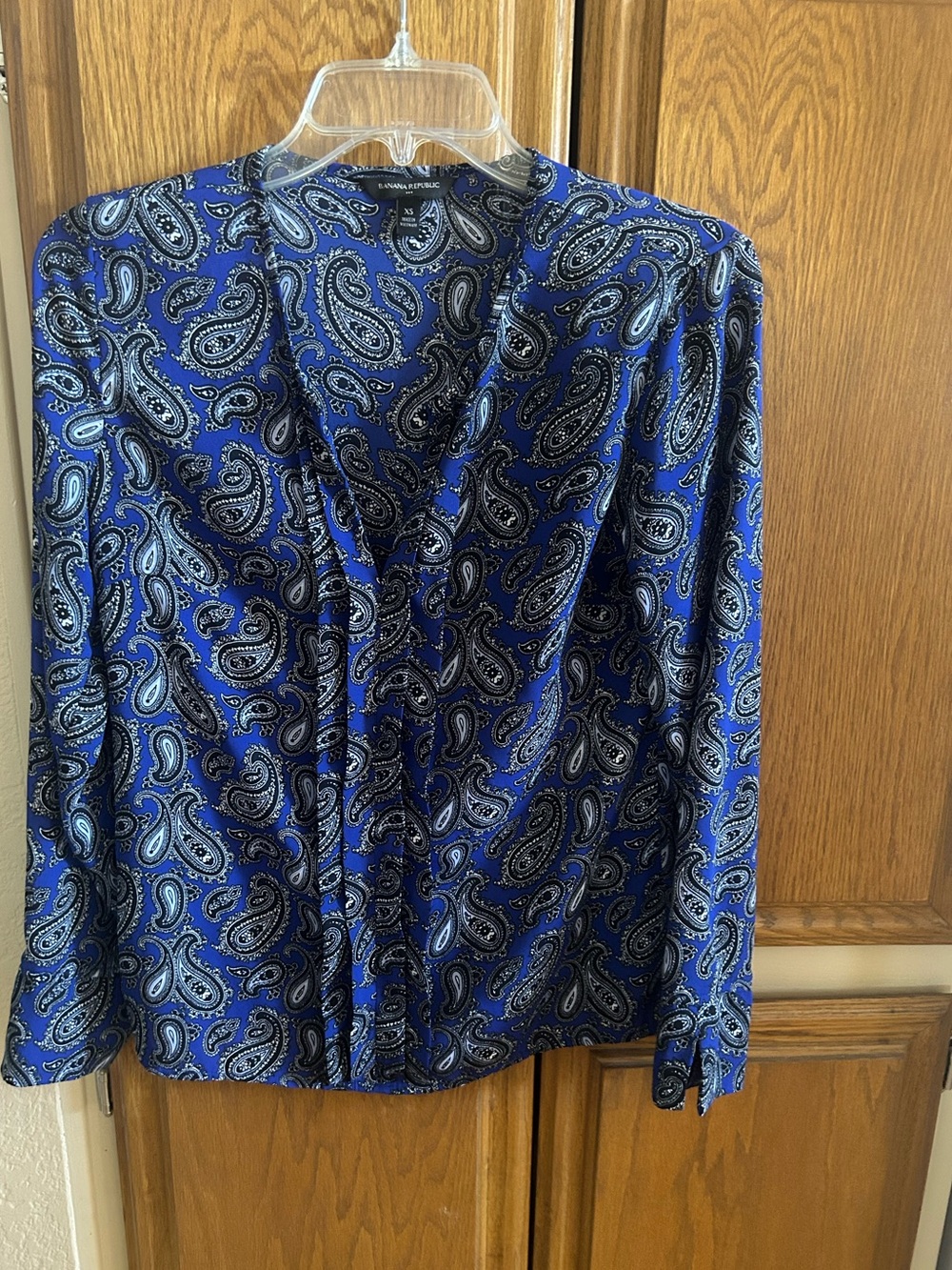 $18 Banana Republic Royal Blue Paisley V-Neck Long Sleeve Blouse